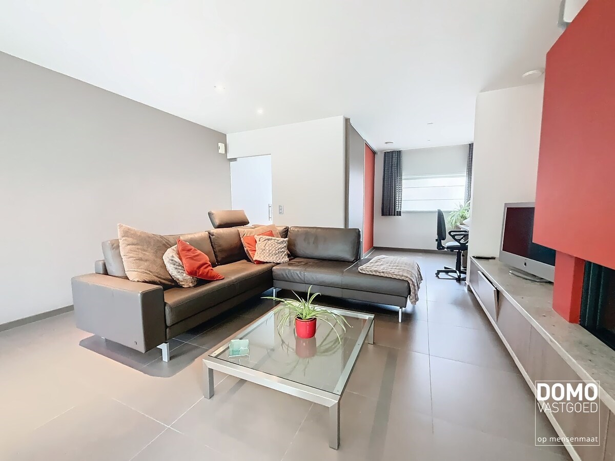 MODERNE OPEN BEBOUWING MET TUIN, INPANDIGE GARAGE EN 2 SLAAPKAMERS TE STOKROOIE 