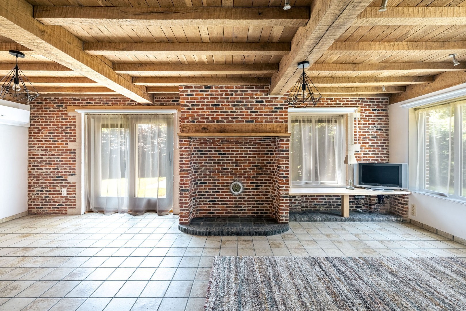 Vrijstaande woning met 5 slaapkamers en polyvalente loods te De Pinte 
