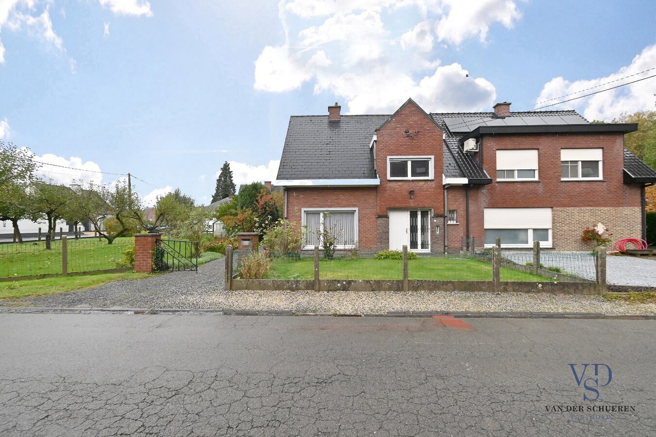 Degelijke halfopen bebouwing 