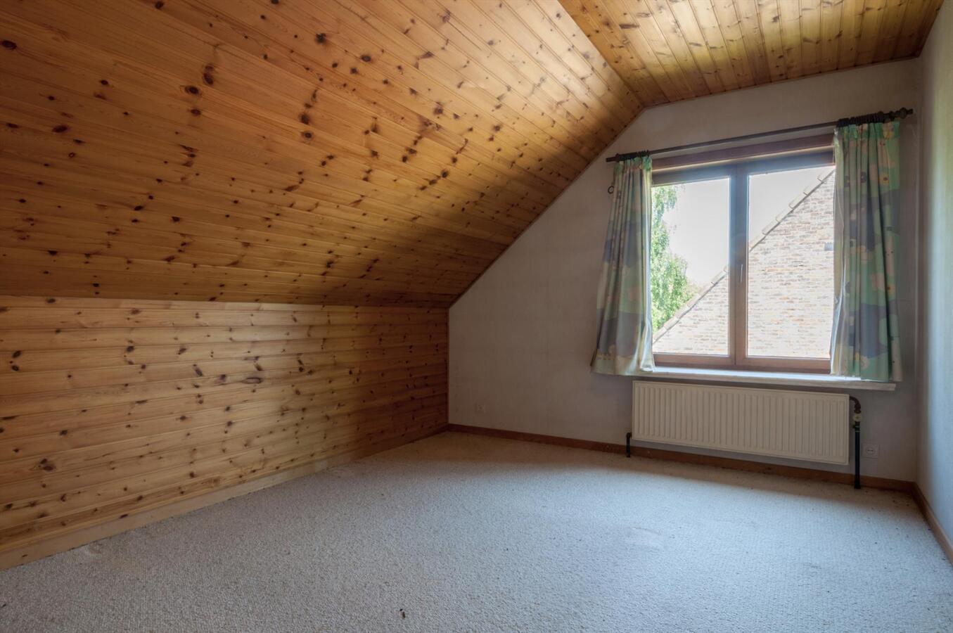 Ruime woning met prachtige tuin en open zicht 