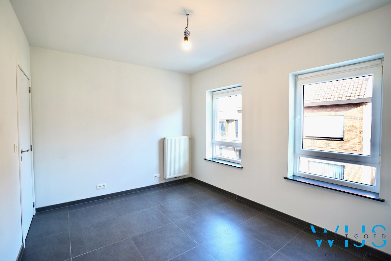 Instapklaar 2 slaapkamer appartement met garage ! 