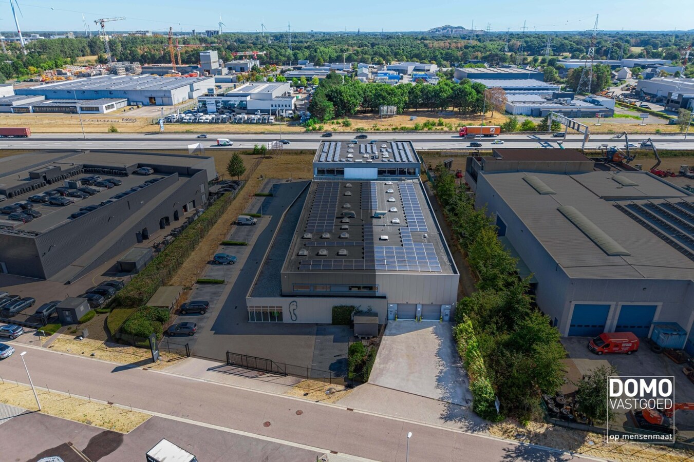 INNOVATIEVE RUIMTE MET LABO, LOGISTIEKE VOORZIENINGEN EN RESEARCH &amp; DEVELOPMENT IN EEN ECO-BEDRIJFSGEBOUW TE PAAL 
