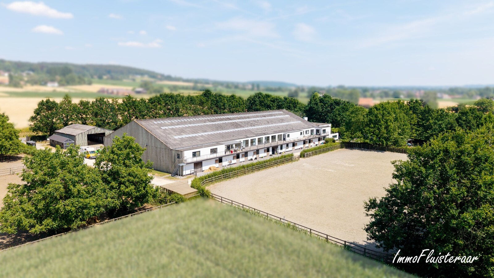 Unieke hippische accommodatie met 5 appartementen/studio’s op ruim 2,5 ha te Amougies (Henegouwen) 