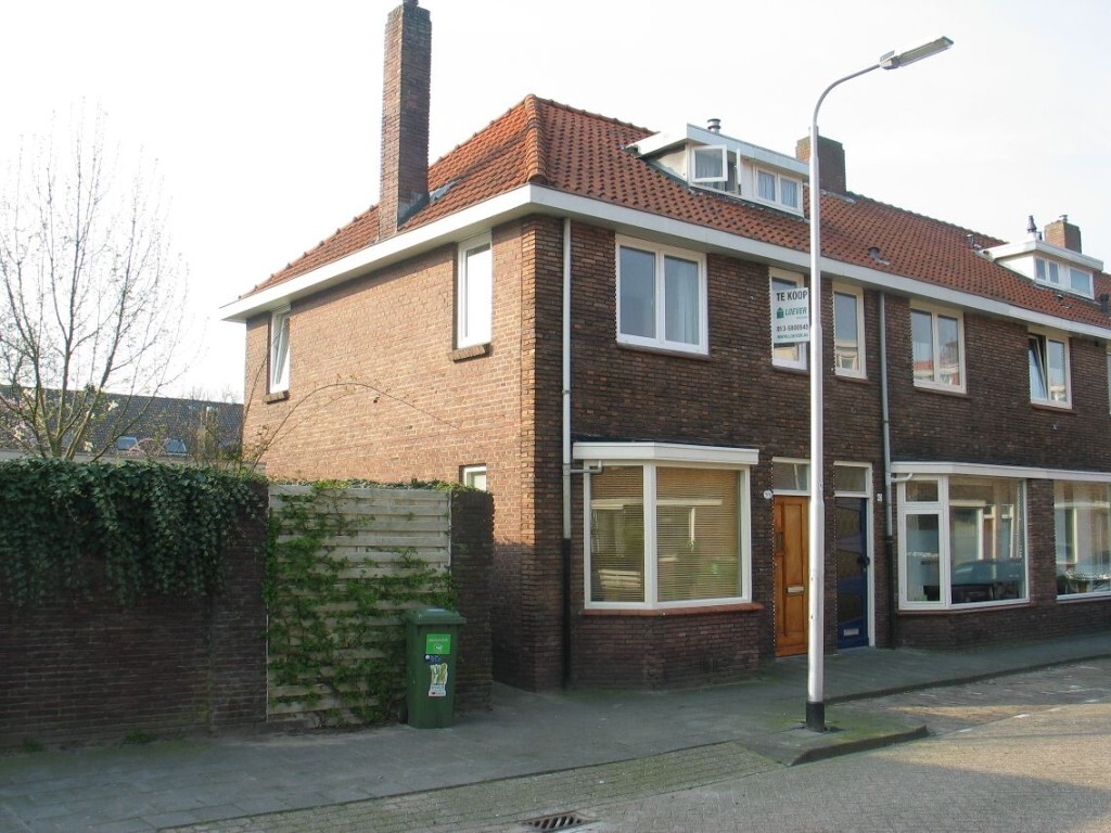 Gelegen in de wijk “Armhoefse Akkers” (Sacaramentsparochie) ruime jaren 30 hoekwoning met extra kamer op de begane grond en tuin op het zuiden. 