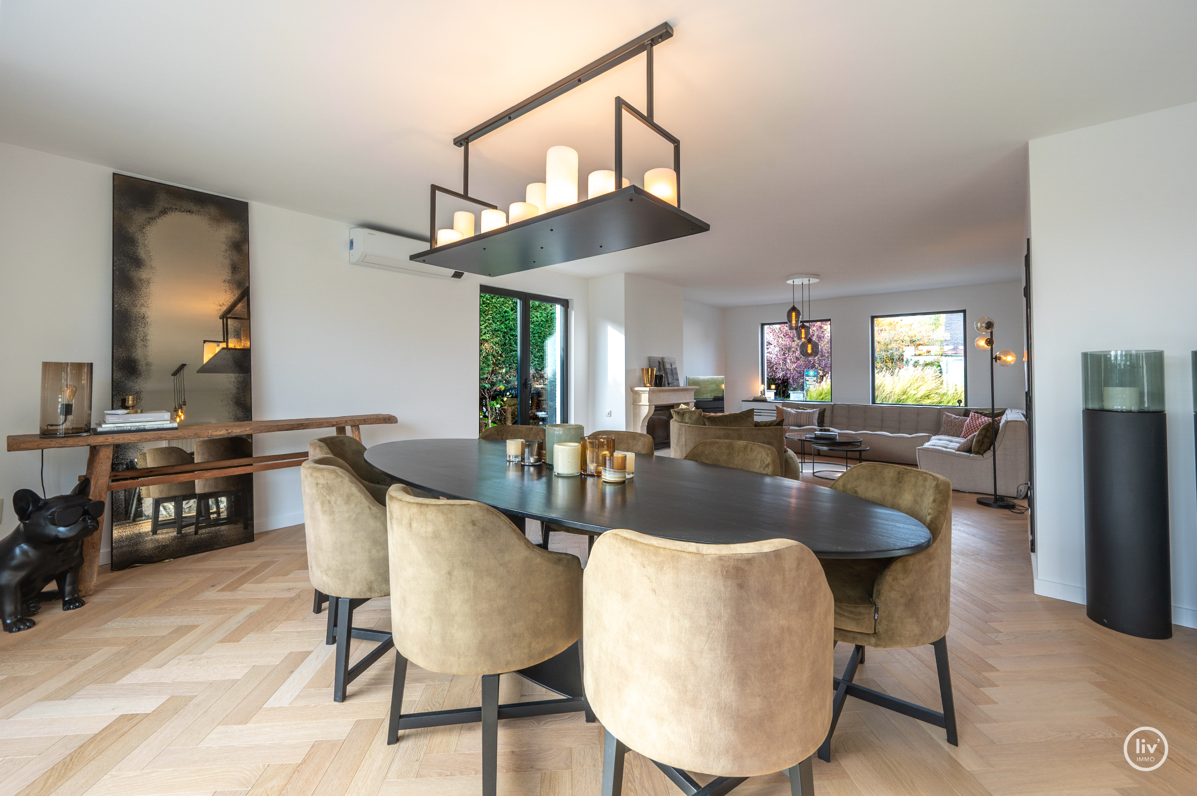 Magnifique villa rénovée avec toit de chaume, bien située près de Duinenwater à Knokke. 