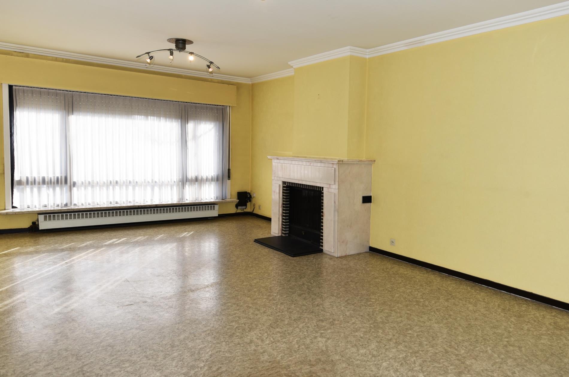 Op te frissen woning met 3 slpks, garage en tuin gelegen te Eeklo 