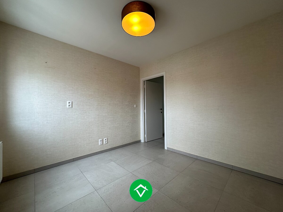 Charmant 2-slaapkamerappartement met garage en extra berging aan markt Kortemark 