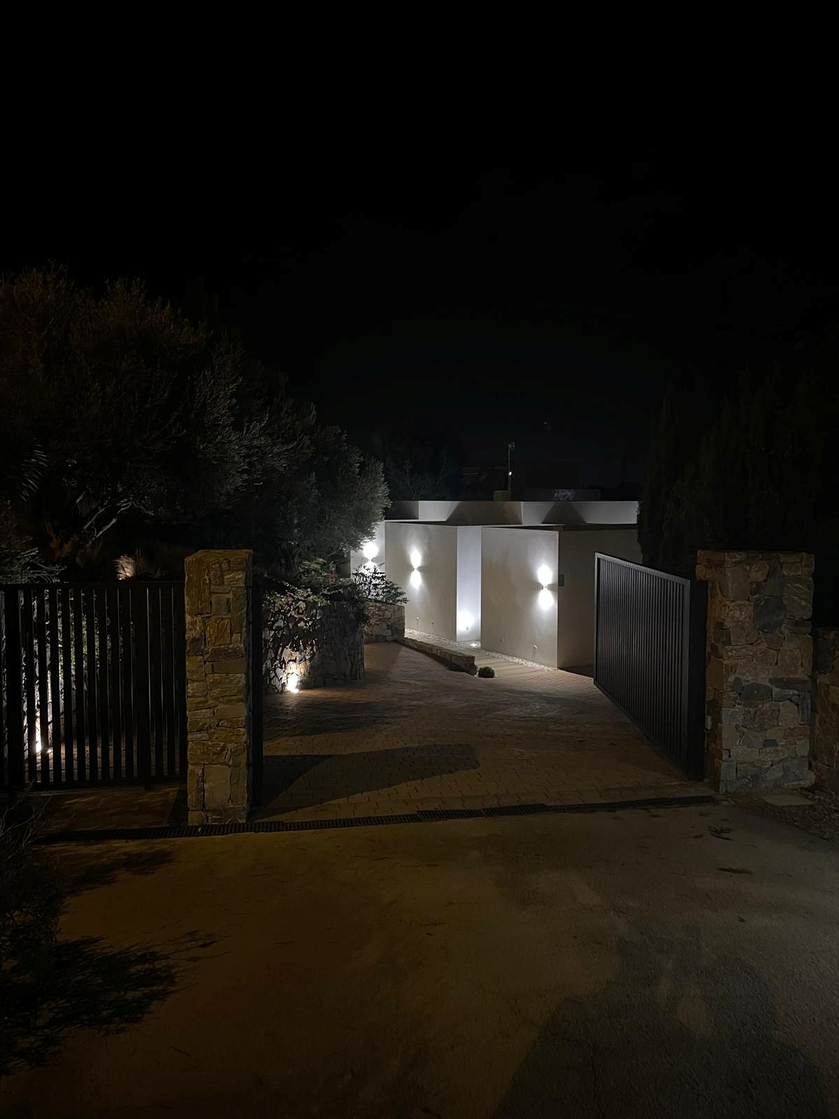 Bienvenue dans la Communauté Adelfa, une oasis exclusive au cœur du Las Colinas Golf &amp; Country Club. Ici, vous pourrez profiter de la nature préservée et du climat agréable du sud-est de l'Espagne 