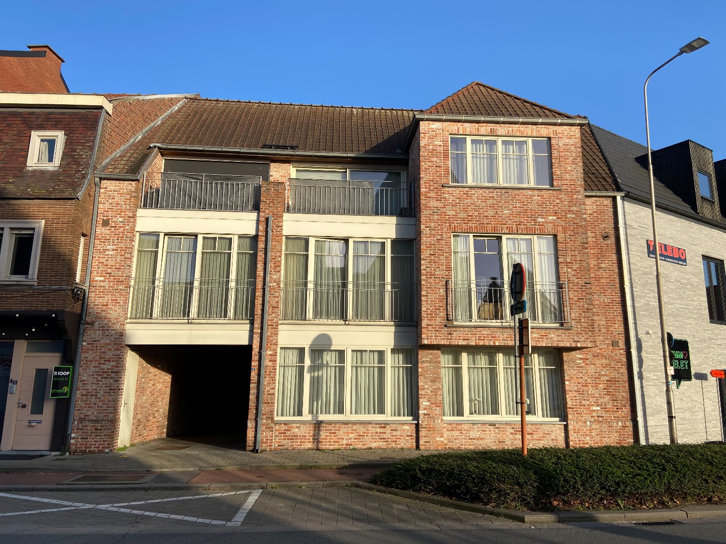 Centraal gelegen gelijkvloers appartement met 2 slaapkamers, groot terras en garage! 