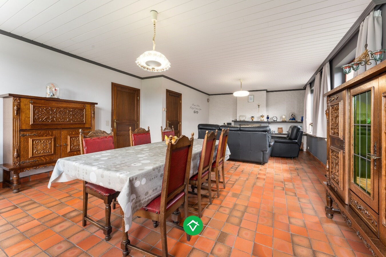 Alleenstaande woning met drie slaapkamers en dubbele garage in centrum Koekelare 