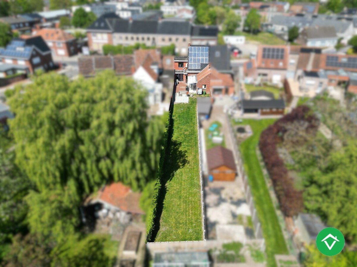 Charmante woning met twee slaapkamers, diepe tuin en ruime garage 