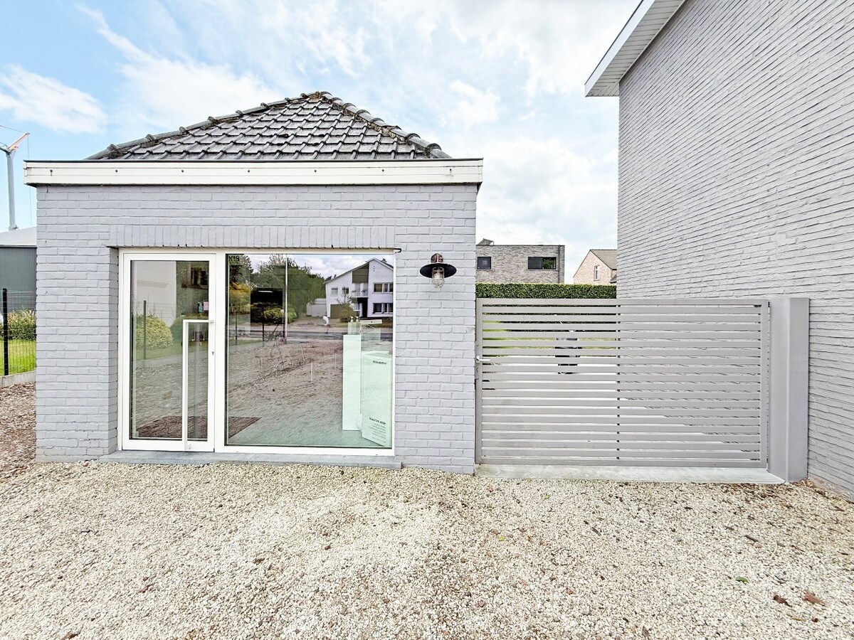 Herenwoning met afzonderlijke praktijkruimte te Velzeke 