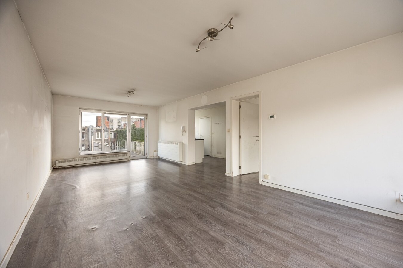 Te renoveren appt. met ruim terras te Antwerpen! 