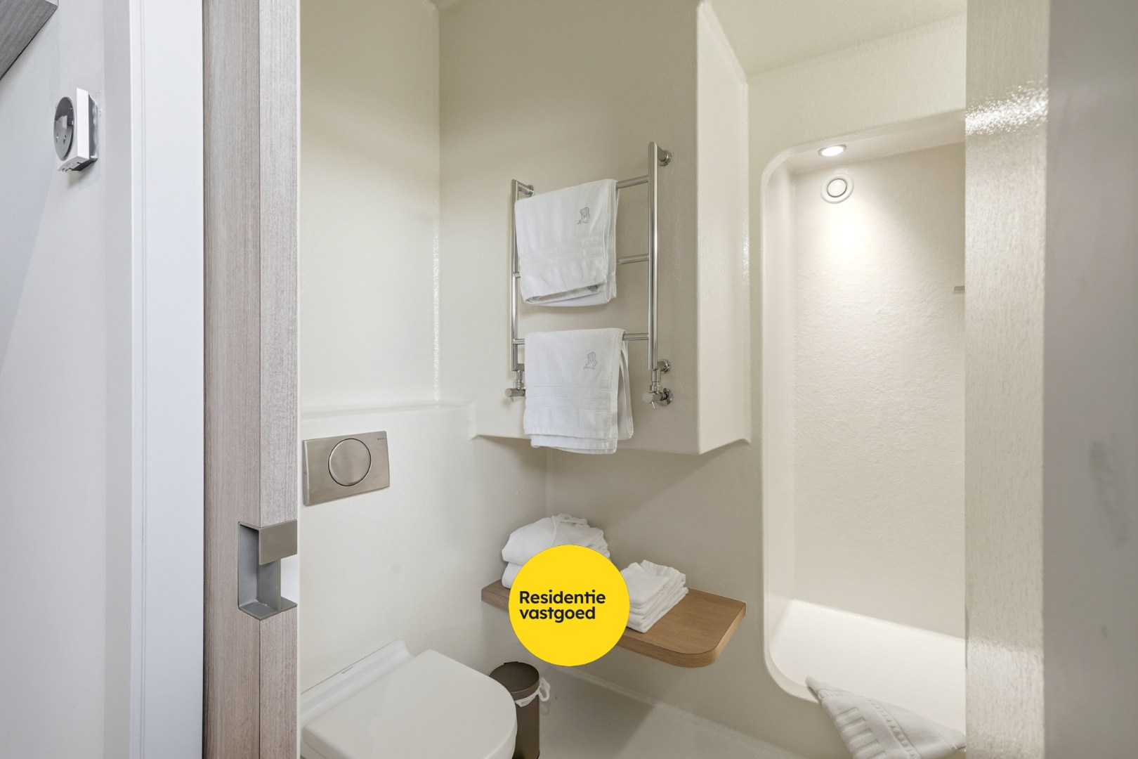 Unieke woonboot met B&amp;B en vergunde ligplaats in Plassendale 