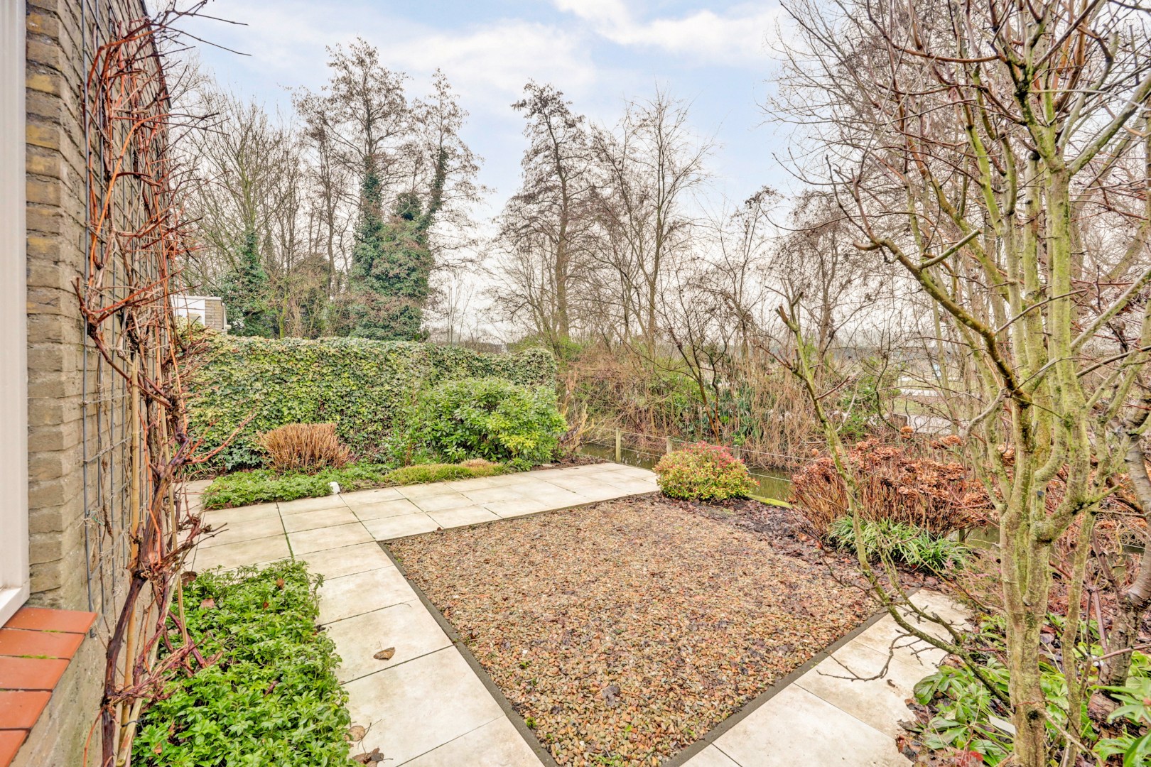 Ruime en lichte 2-onder-1-kap woning met parkeerplaats, garage, 3 slaapkamers, en zonnige tuin op het zuidwesten direct aan het water 