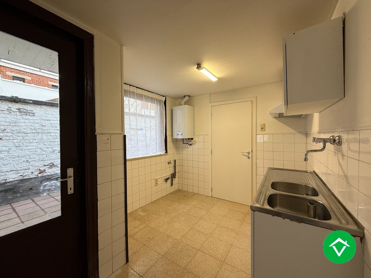 Woning met 3 slaapkamers en koer te centrum Roeselare 