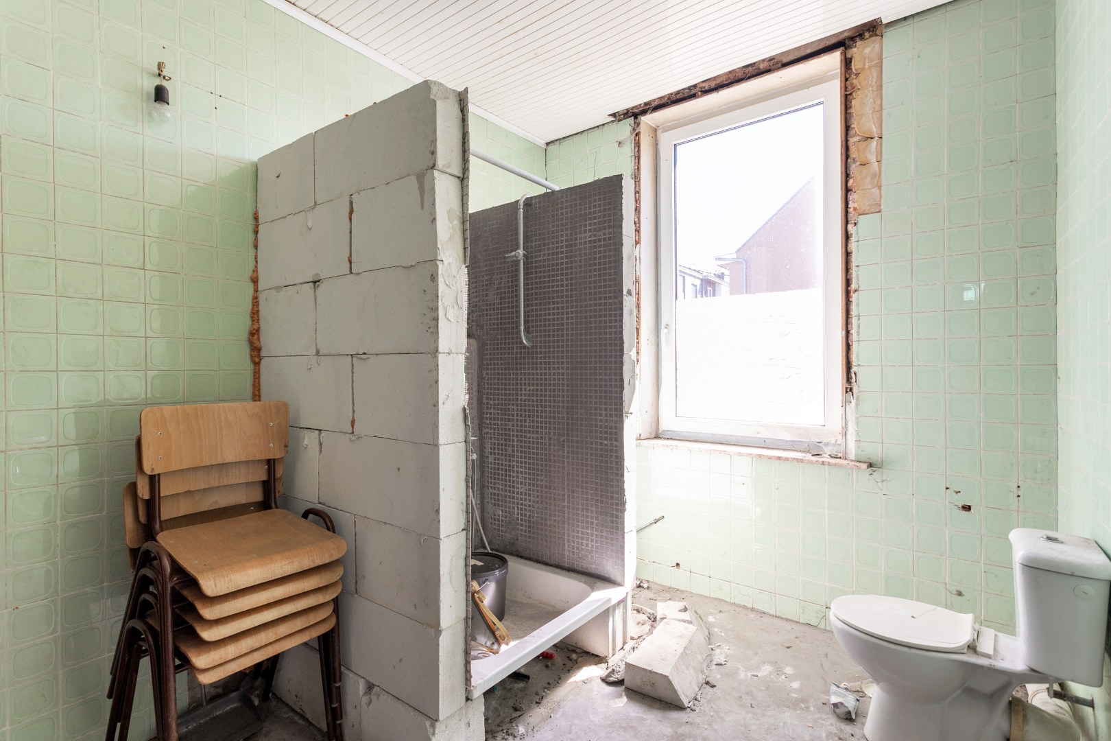 Handelshuis op een gunstige ligging vlakbij het station van Halle 