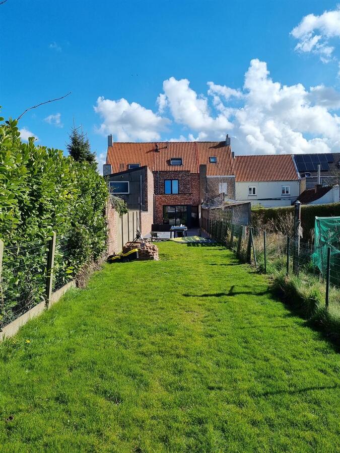 Knap gerenoveerde woning met grote tuin en oprit - Dudzele 