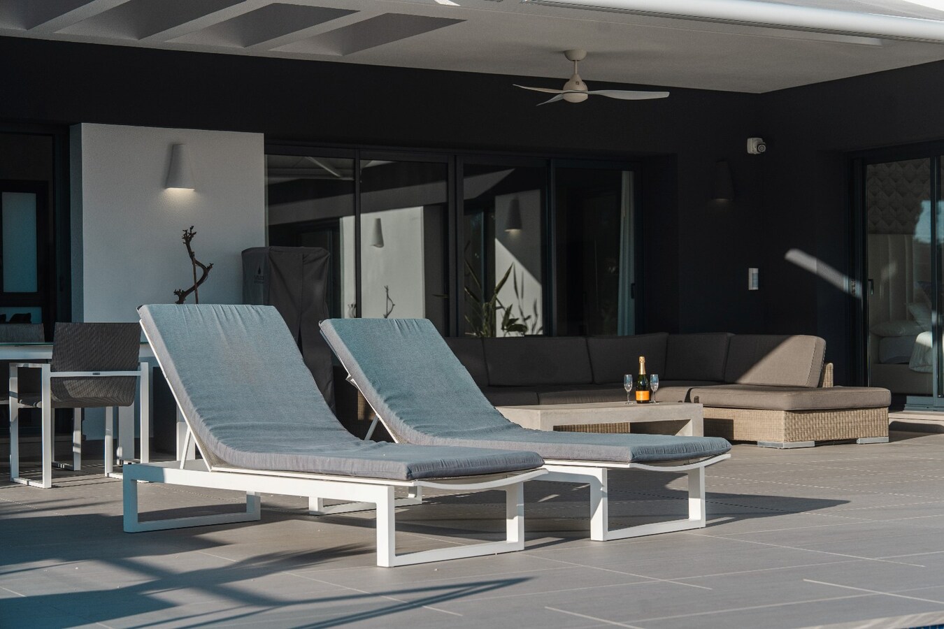 Deze uitzonderlijke villa biedt een unieke combinatie van luxe, volledige privacy en een prachtige zuidoriëntatie in het gegeerde Solpark. 