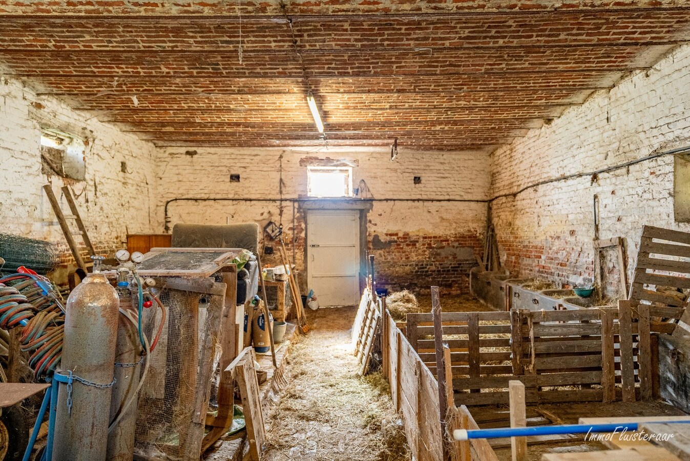 Te renoveren vierkantshoeve op een ruim perceel van ca. 2,6ha te Kortenaken 