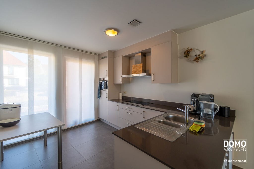 RUIM GELIJKVLOERS APPARTEMENT MET 2 SLAAPKAMERS, TERRAS EN PARKEERGELEGENHEID TE HASSELT (SINT-LAMBRECHTS-HERK) 