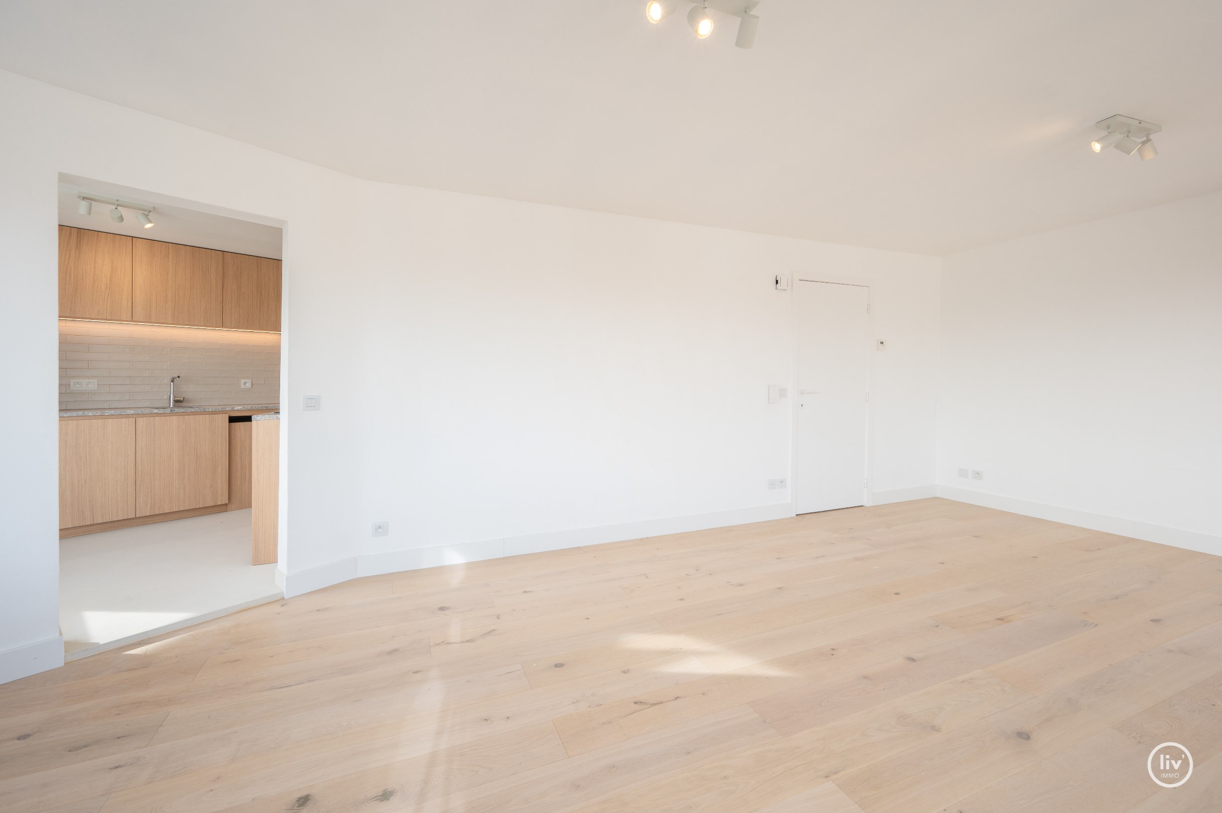 Ruim hoekappartement gelegen nabij de Lippenslaan, het station en Duinenwater. 