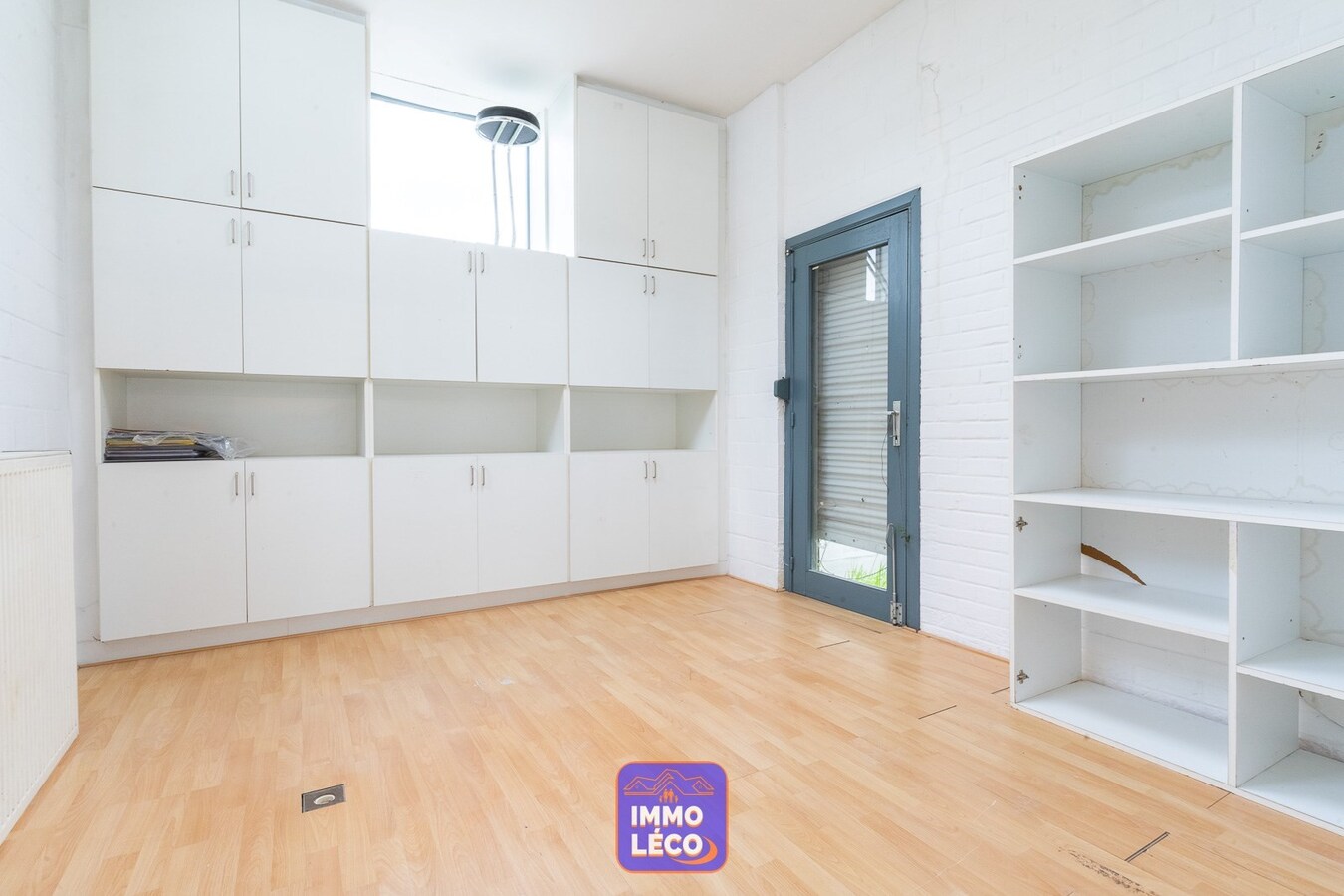 Entrepôt/Espace de stockage idéalement situé avec parking 