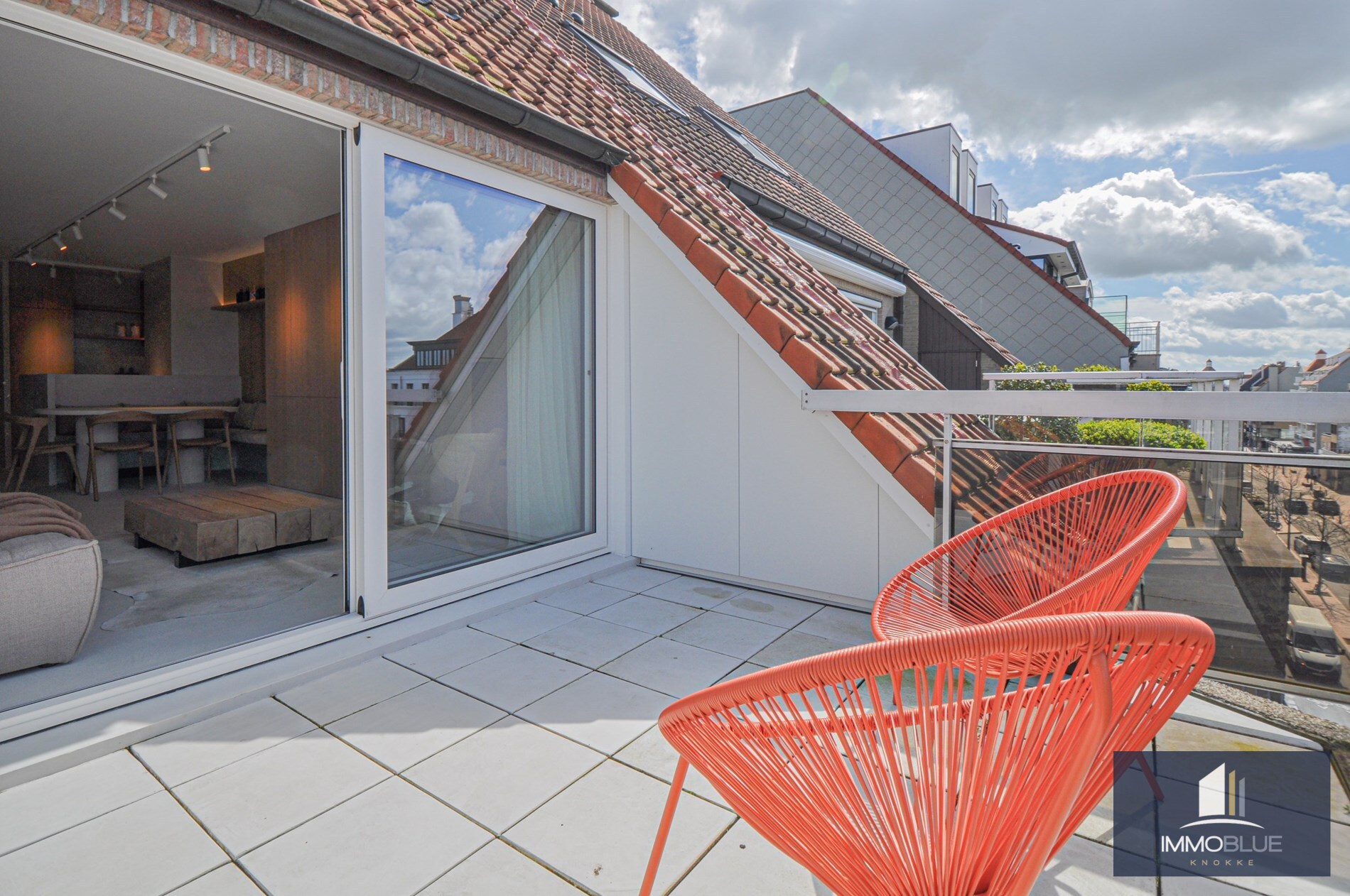 Appartement entièrement rénové avec une grande terrasse ensoleillée. 
