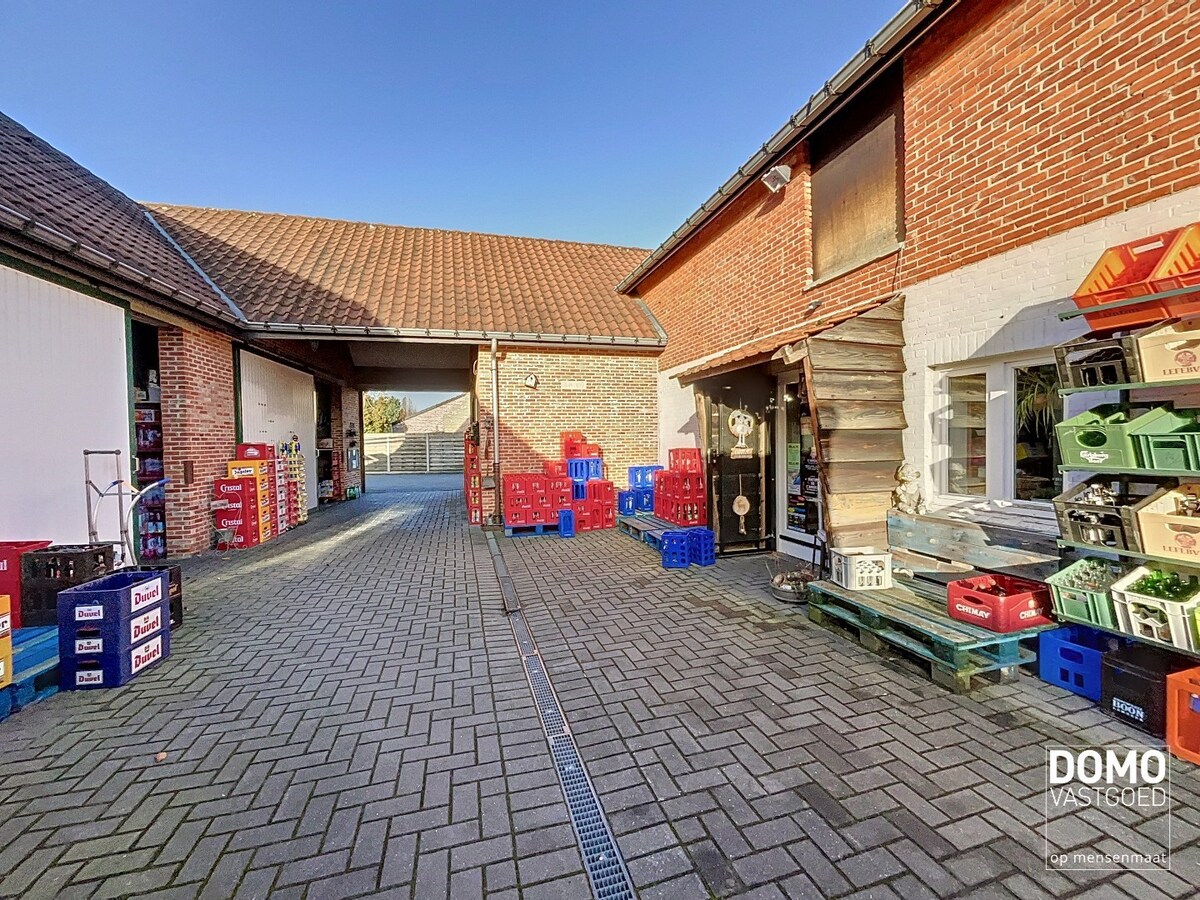 UNIEK pand met tal van mogelijkheden, gunstig gelegen te Kermt. 