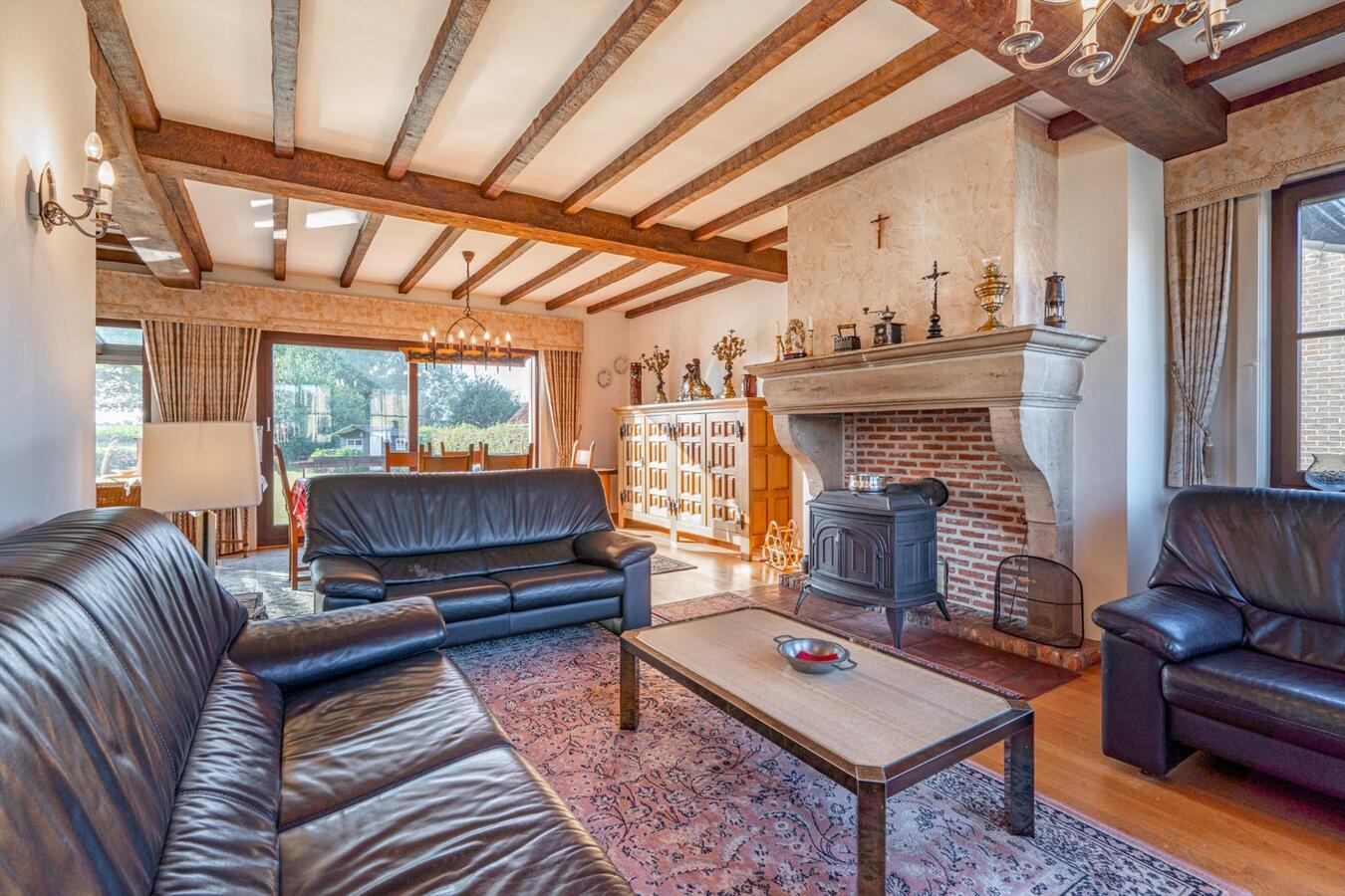 Grote woning met 6 slaapkamers en atelier op 2645 m² te Koekelare 