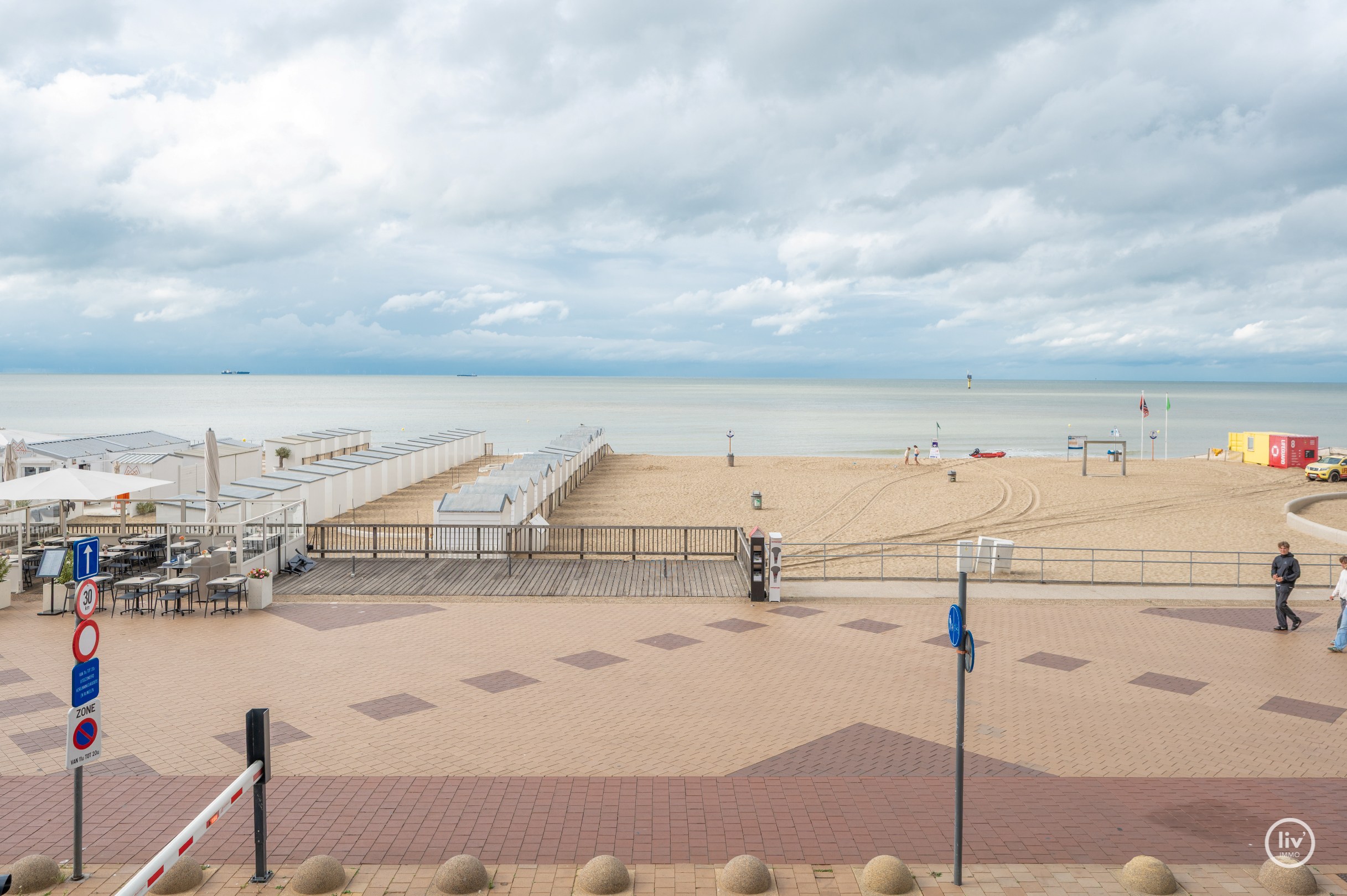 Appartement en coin unique avec 3 chambres offrant une vue frontale sur la mer et sur la place de la Tour de Lumière. 