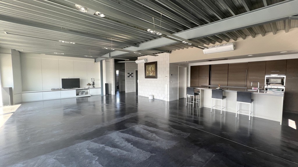 Bedrijfspand met appartement te koop nabij N47 in Lebbeke