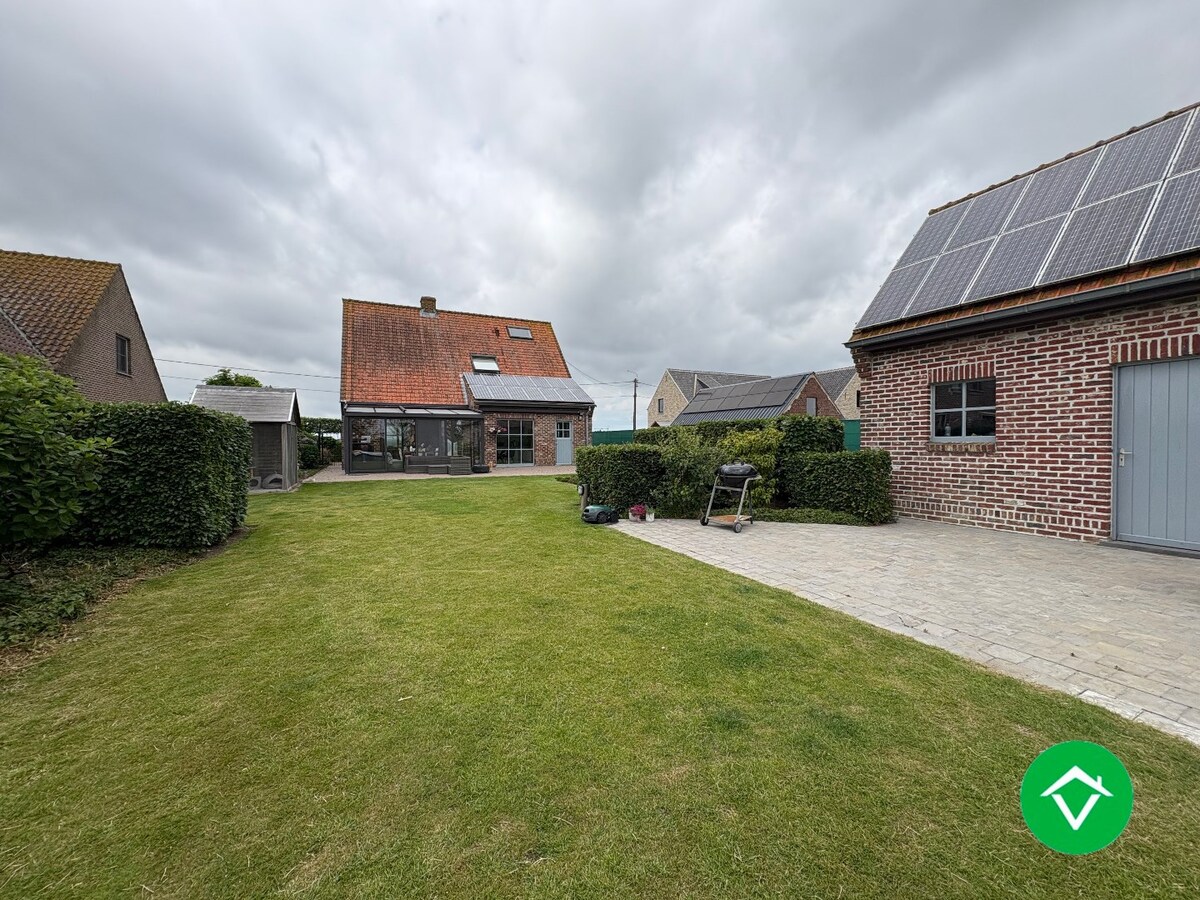 Alleenstaande woning met 4 slaapkamers en garage te Kortemark 