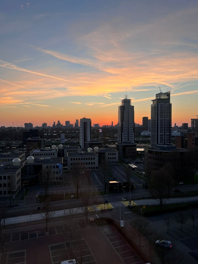 Energiezuinig en instapklare studio met energielabel A, moderne keuken en badkamer en uitzicht op de skyline van Rotterdam. 