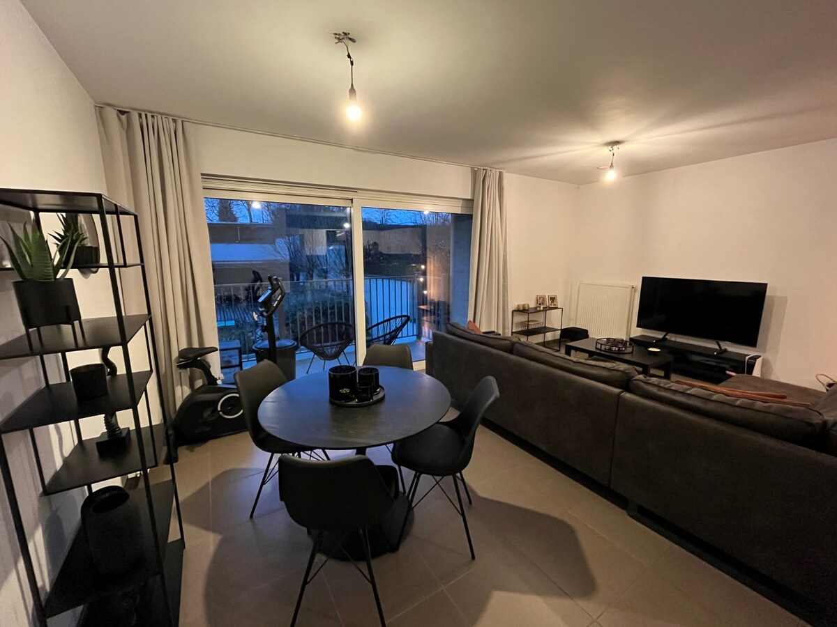 Modern appartement in hartje Dikkelvenne 