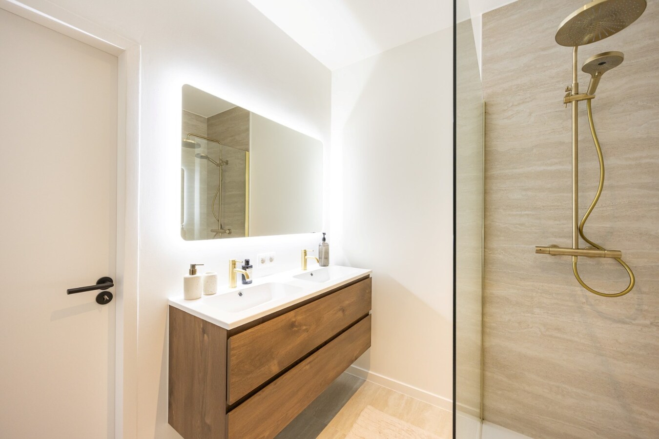 Volledig gerenoveerde HOB op een toplocatie te Brasschaat! 