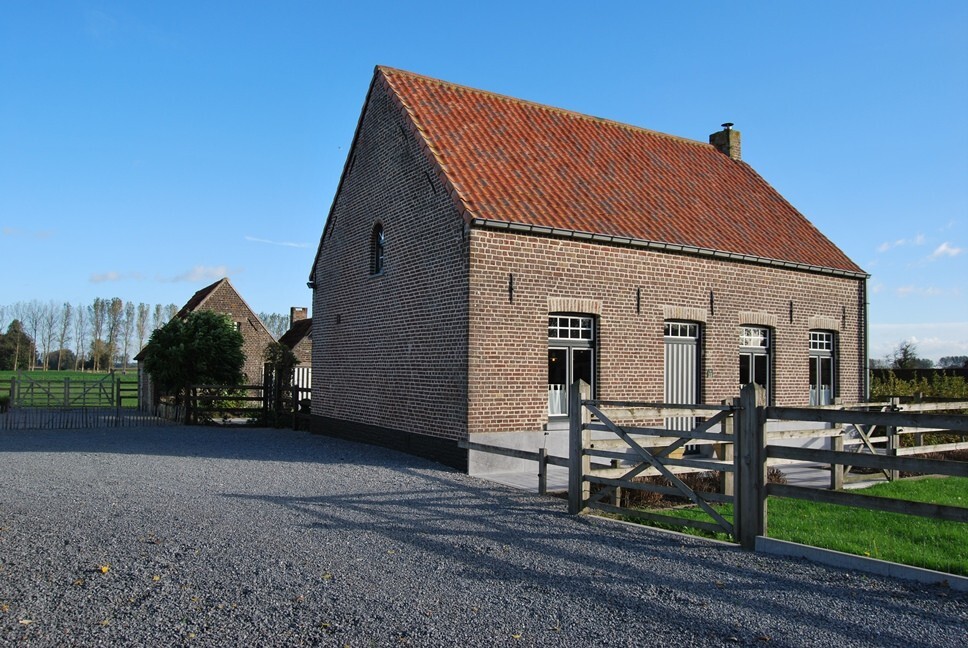 Idyllische woning met stalgebouwen op ca. 5000m² te Sint-Laureins 