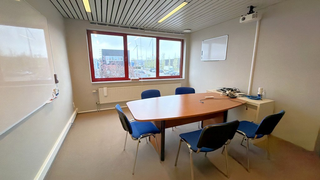 Bedrijfsgebouw met laadkades te huur nabij E313 in Olen