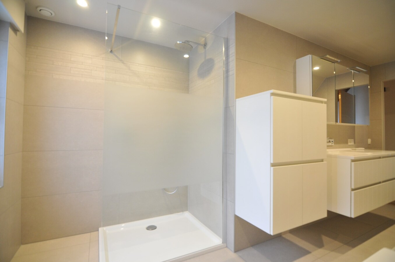 RUIME WONING MET TUIN EN GARAGE 