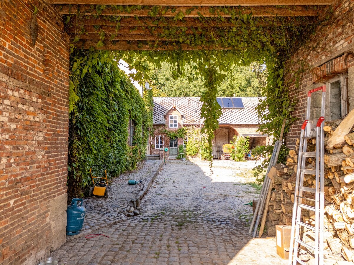Unieke vierkantshoeve op een landelijke locatie op ca. 3 ha te Herne. 
