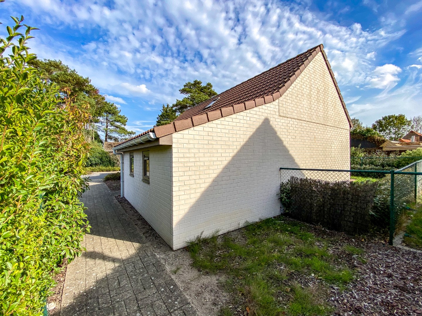 Prachtig onderhouden vakantiewoning (type vissershuis) met 3 slaapkamers en privé-parkeerplaats te Oostduinkerke. 