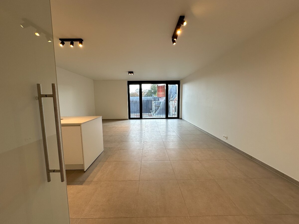 Prachtig nieuwbouwappartement op de vierde verdieping, pal in het centrum van Roeselare 