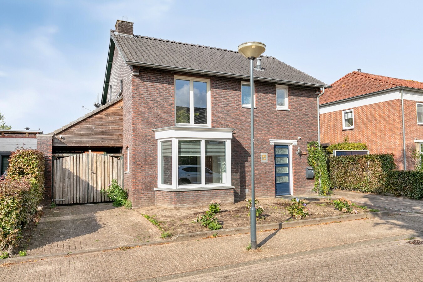 Volledig gerenoveerde woning met garage en carport gelegen aan de Beukenlaan 13 te Reusel. 