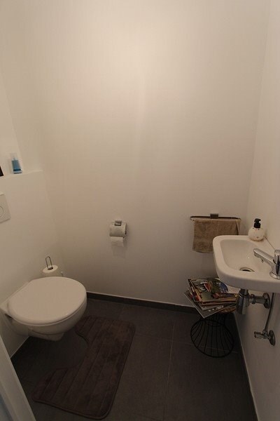 Gelijkvloers nieuwbouwappartement te Ieper met één slpkmr en autostaanplaats 