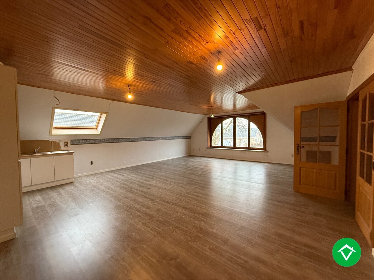 Ruime, alleenstaande woning met 6 slaapkamers en tuin te Hooglede (De Geite) 