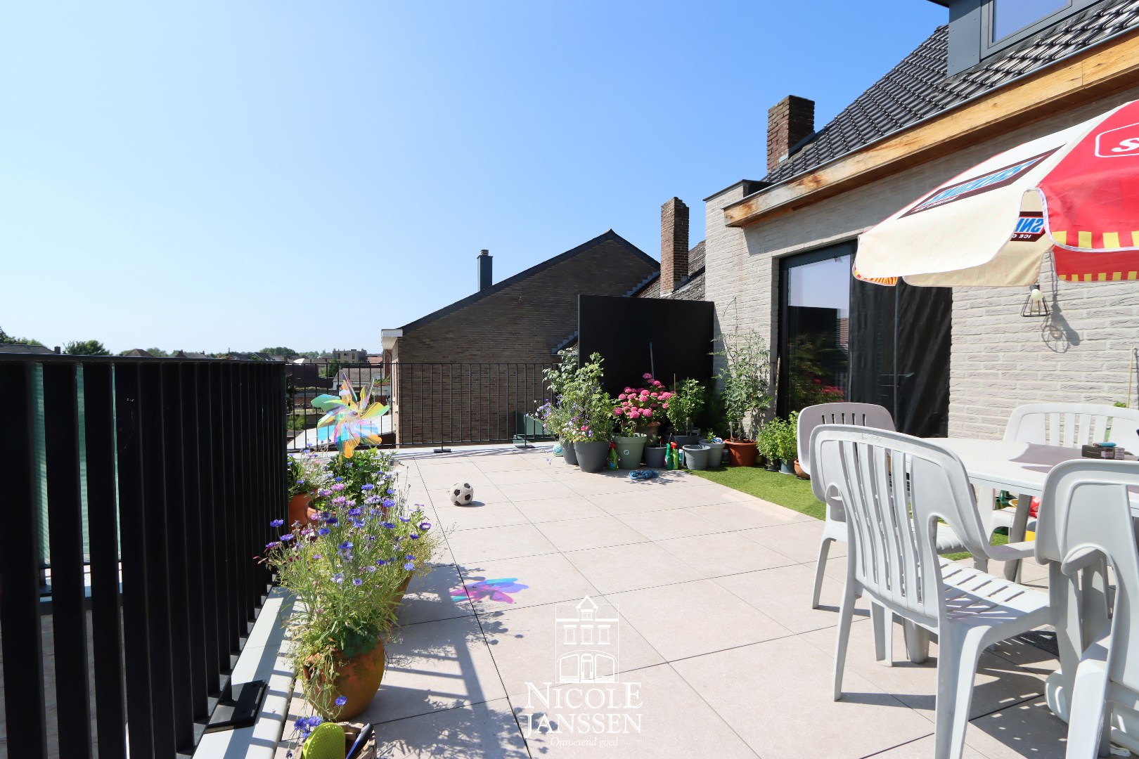 Zeer ruim betegeld terras 