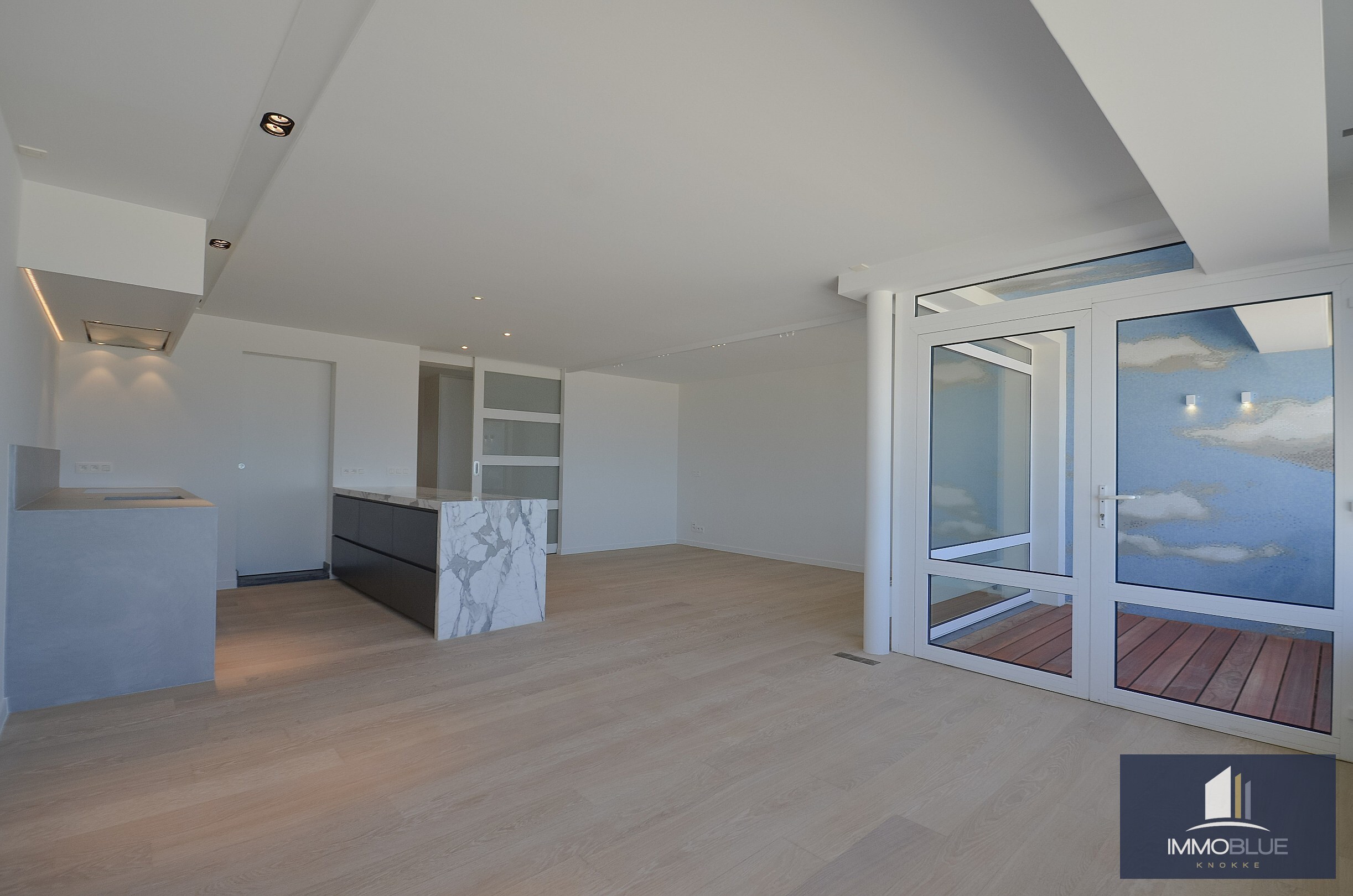 Exclusief – Stijlvol volledig gerenoveerd appartement met frontaal zeezicht. 