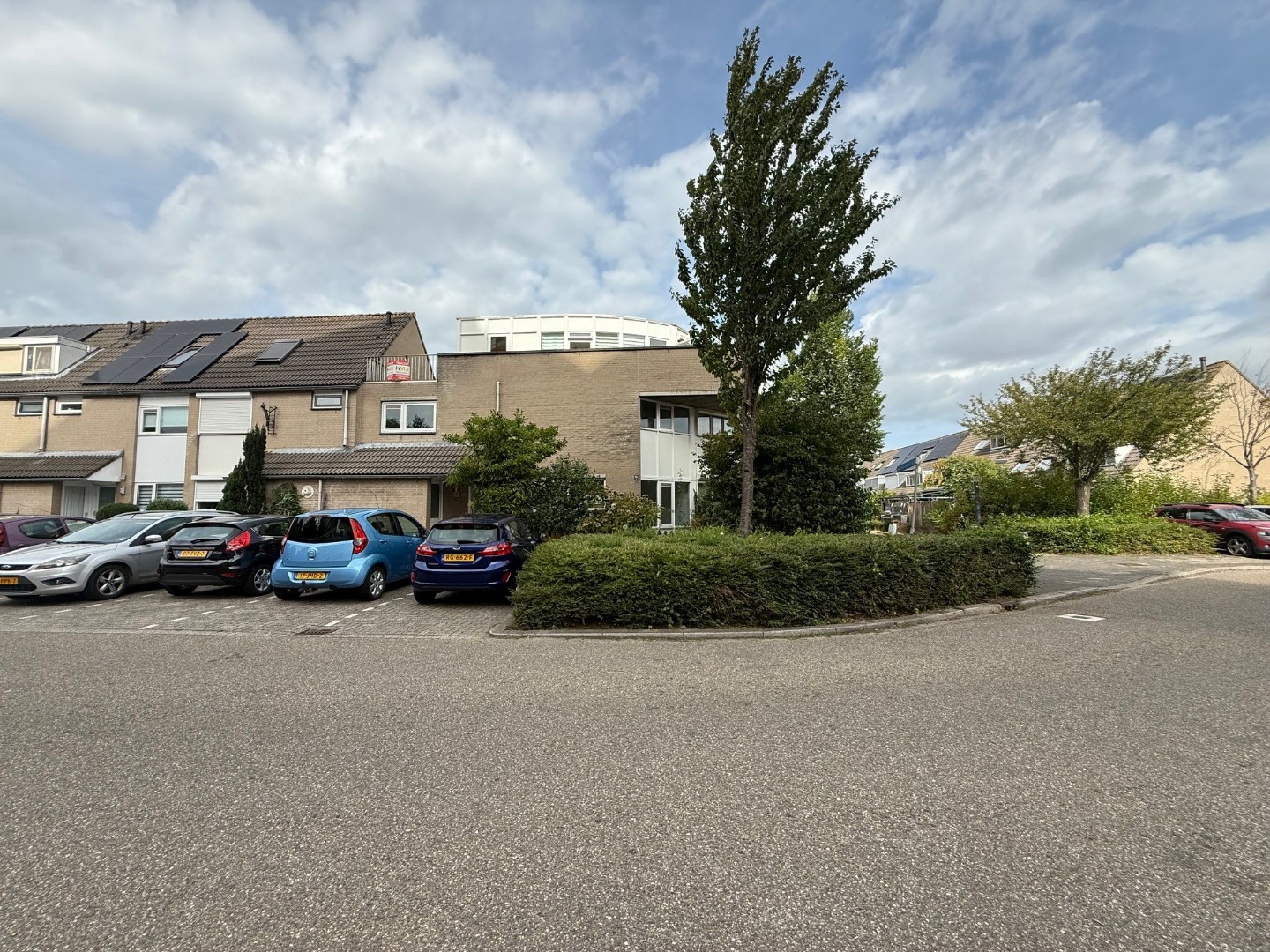 Royale hoek-eengezinswoning met 155 m² wooncomfort en 5 kamers, riante tuin en dakterras. 