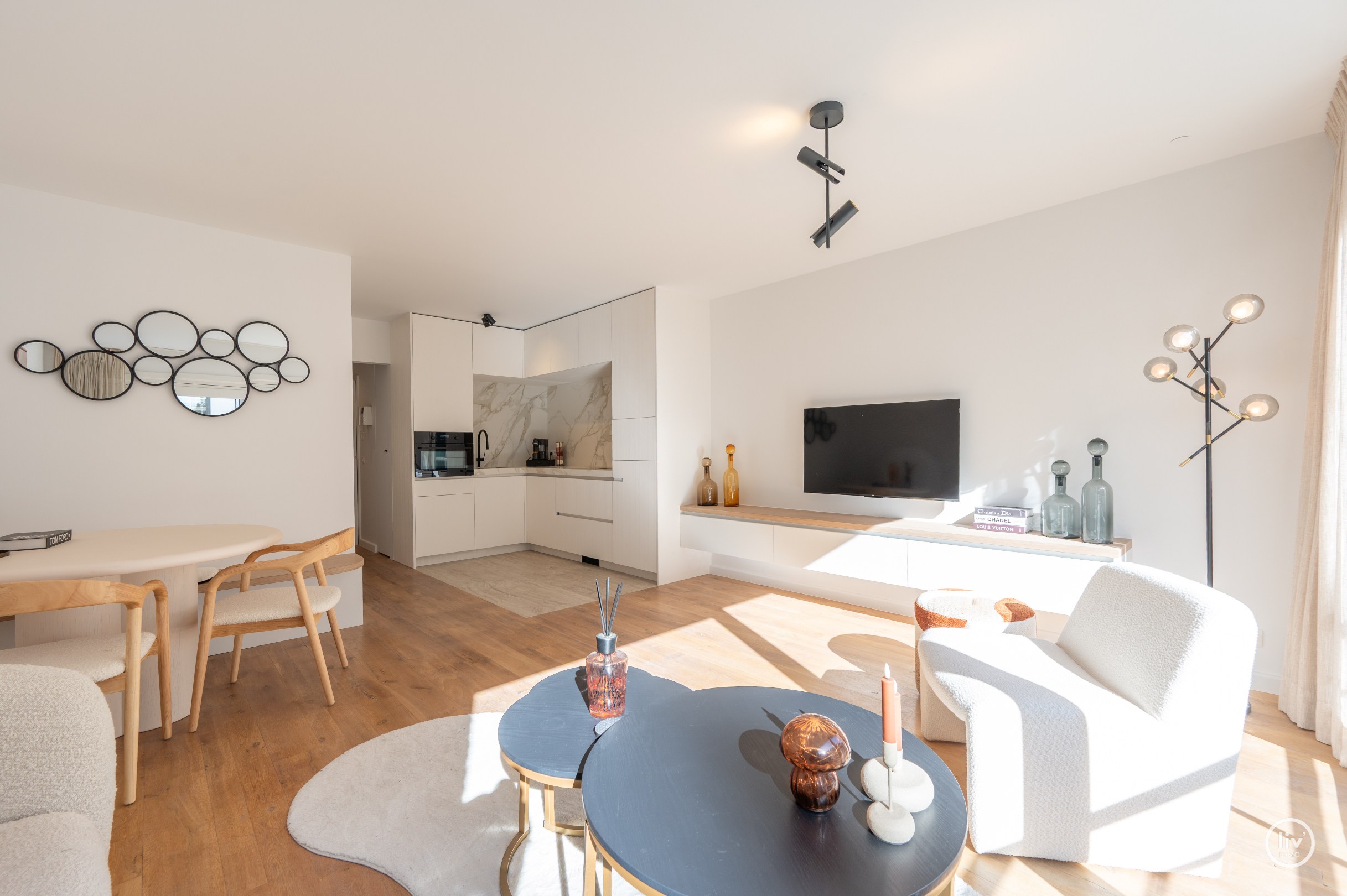 Prachtig gerenoveerd 2 slaapkamer-appartement gelegen te Leopoldlaan te Knokke met balkon. 