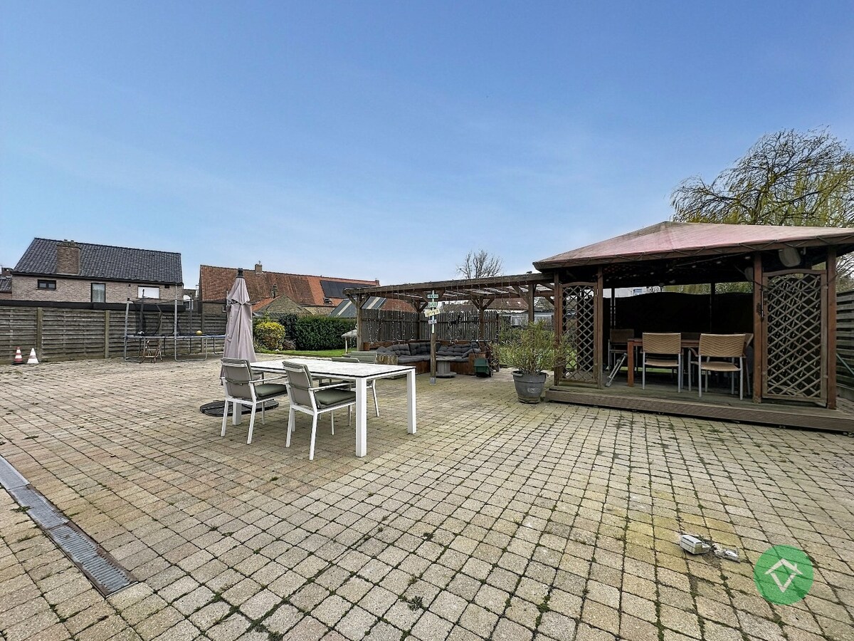 Statige gezinswoning met zonnige tuin, drie slaapkamers en topligging in Leke 